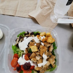 Pollo y ensalada