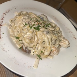Fettuccine Alfredo con Pollo