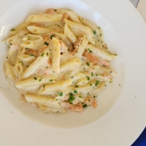 Penne con salmon en salsa blanca