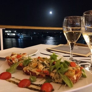 vino blanco y bruscheta tradicional