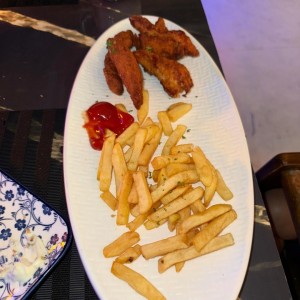 Deditos de pollo con papas 