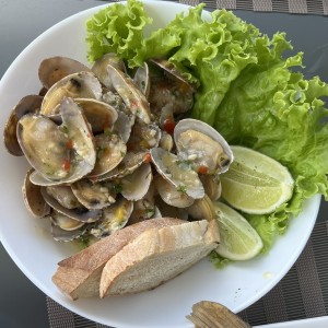 Almejas al Ajillo