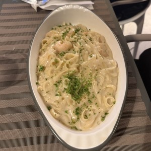 Fettuccine Alfredo con Camarones
