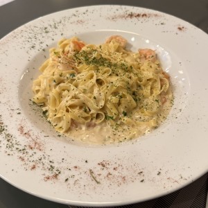 Fettuccine Alfredo con Camarones