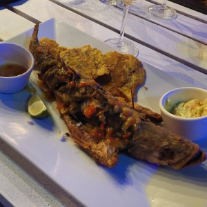 Pescado frito al ajillo recomendado muy bueno