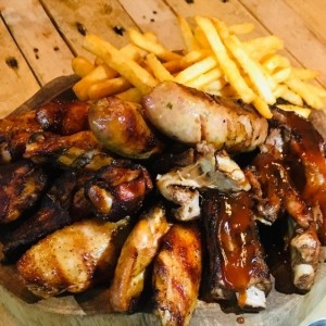 Picada para compartir,super recomendado los chorizos y la salsa de miel las chicas atienden super bien no resta mas que felicitarlas y que sigan asi
