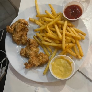 Deditos de pollo con papas fritas