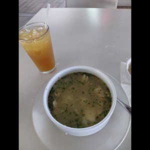 Sancocho Santeño y limonada con raspadura
