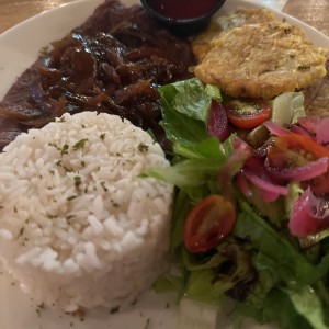 Bistec de res con arroz y ensalada