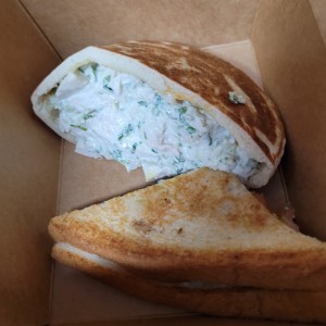 pita con chicken salad 