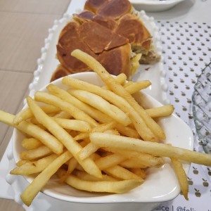 Tuna melt con papas fritas 