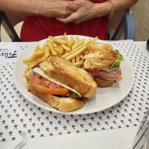 Emparedado de pata con papas fritas 