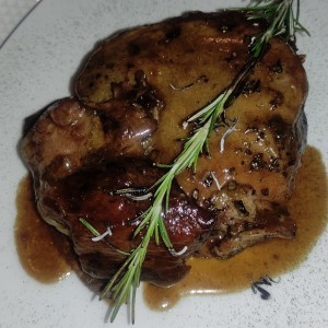 Paletilla de cordero lechal, a baja temperatura en su propio jugo.