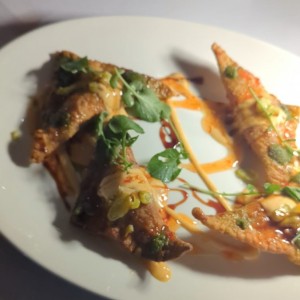 Empanaditas de wanton crujientes con chistorra