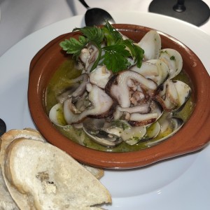 Almejas a la meuniere y pulpo a la brasa