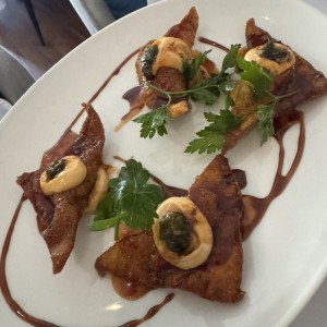 Empanaditas de wanton crujientes con chistorra
