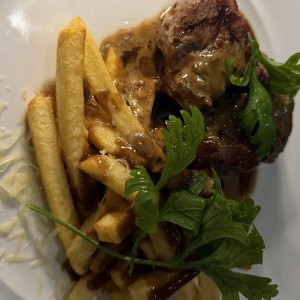 Filete de ternera a la pimienta con papas fritas