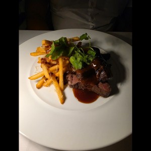 Filete de ternera a la pimienta con papas fritas