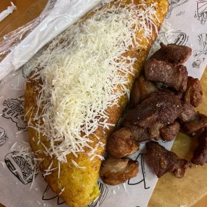 Cachapa con cochino frito