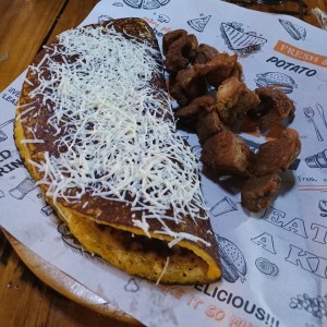 cachapa con cochino frito y queso de mano
