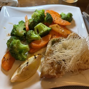 Dorado con vegetales salteados 