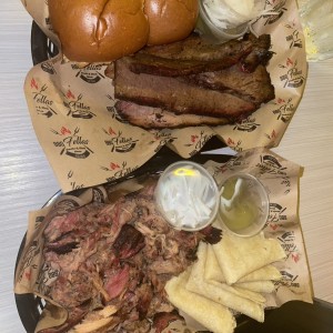 1/2 Lb. De Brisket y Pulled Pork