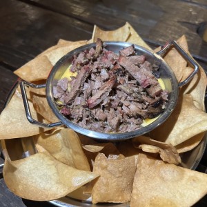 Queso fundido con burnt ends de brisket