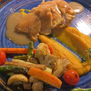 Pechuga de pollo con salsa gravy, vegetales salteados y pure de zapallo