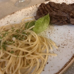 Filete a la plancha con espaguetti al oleo