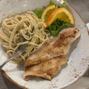 Filete de pescado con spaghetti