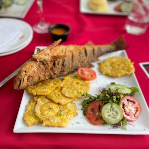 Corvina Entera Frita con Patacones!!