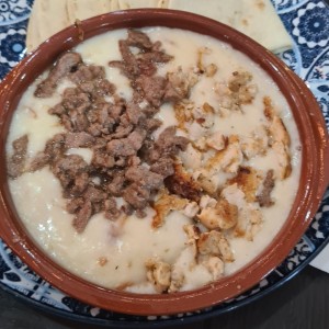 queso fundido de res y pollo