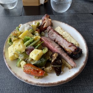 Carnes variadas, queso asado y ensalada