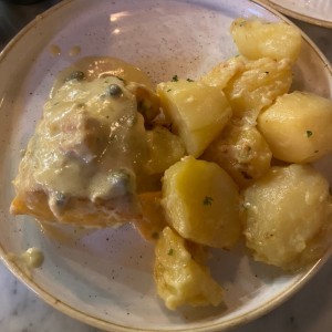 Papas gratinadas y salmon en salsa blanca