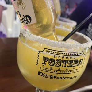Margarita coronada de mango