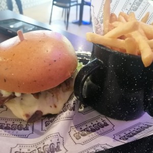 Hamburguesa de res con salsa Hongos