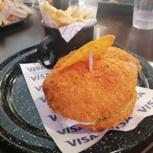 Hamburguesa de pan cubierto de doritos