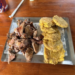 Carne ahumada con patacones 