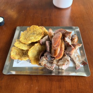 Carne ahumada, chorizo y patacones 