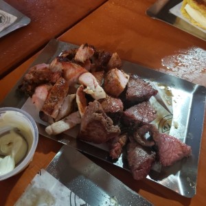 Entrada de carne mixta (res y cerdo)