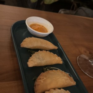 EMPANADAS DE SETAS CON SALSA ROMESCO