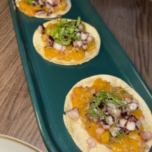 TACOS DE PULPO CON MANGO Y CILANTRO