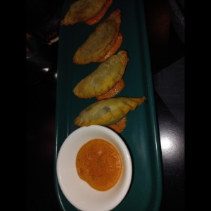 EMPANADAS DE SETAS CON SALSA ROMESCO