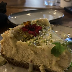 CHEESECAKE DE PISTACHO CON COBERTURA DE PISTACHO