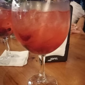 Hendricks con frutos rojos