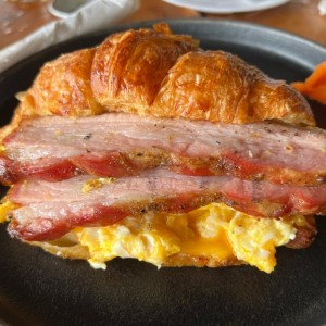Croissant con huevo y brisquet
