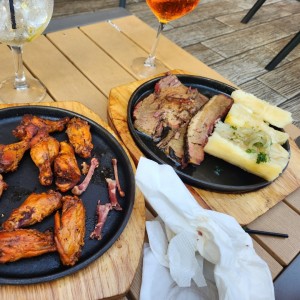alitas y brisket