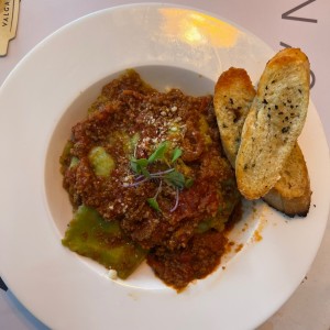 Raviolis de espinaca con queso y ragu de carne