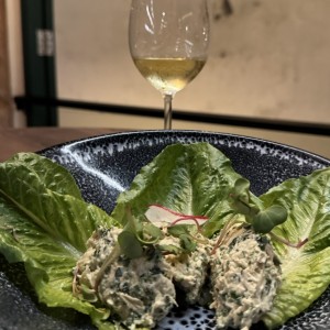 Green chiken. Viene con pan sourdough y copa de vino blanco.