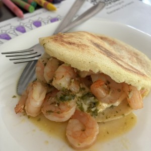 Arepa con camarones
